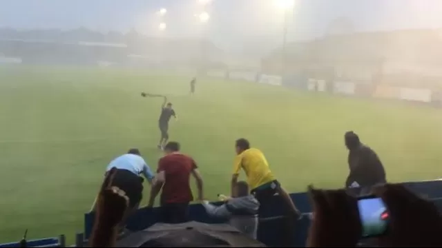 Suspendieron el partido por una tormenta pero los hinchas continuaron alentando