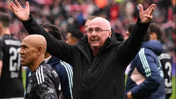 Sven-Goran Eriksson fue ovacionado por la hinchada del Liverpool. | Foto: AFP