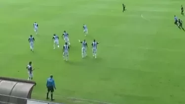 Tanto se emocionaron por gol que en el festejo el rival aprovechó para anotar