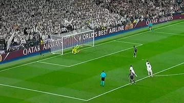 Courtois atajó penal de Saka y le dio vida a Real Madrid