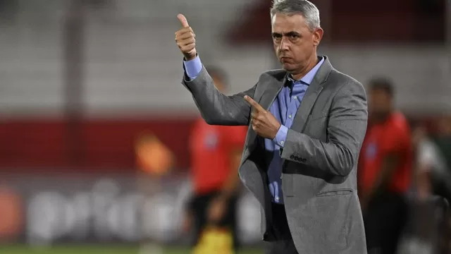 Tiago Nunes, entrenador brasileño de 44 años. | Foto: AFP/Video: @Cruzados