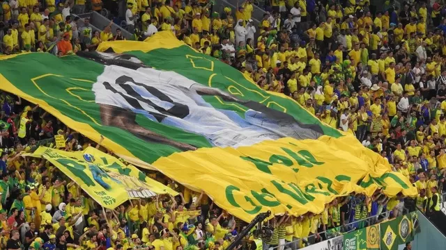 Torcedores brasileños despliegan bandera en homenaje a Pelé en el Brasil-Corea del Sur