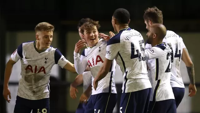 Alfie Devine, de 16 años, puso el 5-0. | Foto: Tottenham/Video: @EmiratesFACup