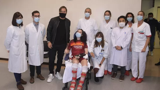Totti visitó en el hospital a mujer que salió del coma tras escucharlo