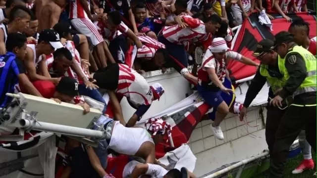 Trece heridos en estadio de Barranquilla al ceder baranda de una tribuna