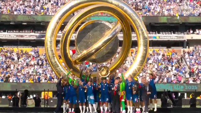 Donald Trump acompañó al plantel del Chelsea tras ganar el Mundial de Clubes 2025 / América TV