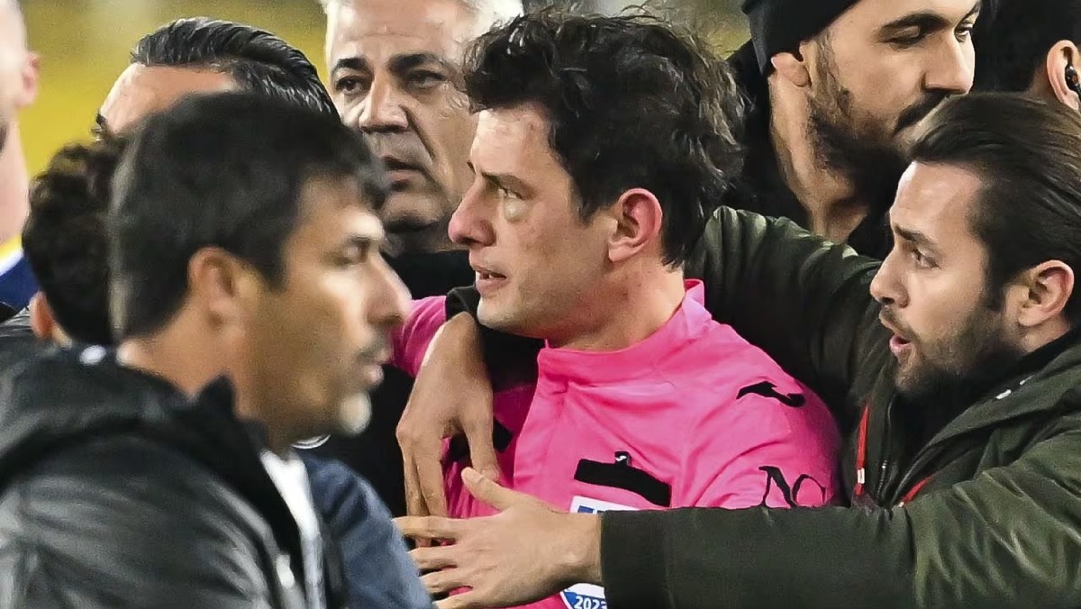 Halil Umut Meler, árbitro agredido. | Foto: www.skysports.com