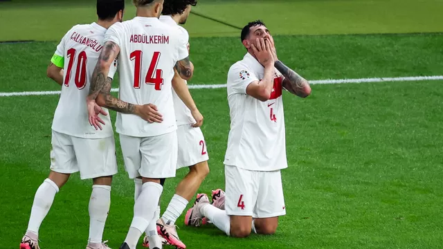 Samet Akaydin celebra así el primer tanto turco en el encuentro frente a Países Bajos / Foto: AFP / Video: ESPN