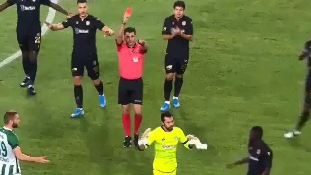 La temprana expulsión de Serkan Kirintili en Turquía. | Video: YouTube