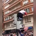 Twitter: Hincha del Athletic de Bilbao saltó desde semáforo y cayó a la pista