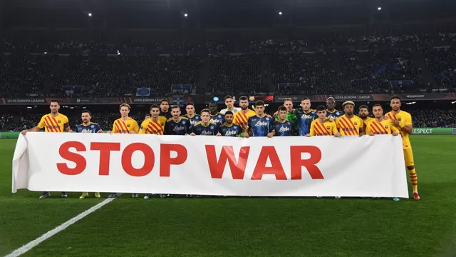 Los futbolistas del Napoli y Barcelona se unieron para enviar un solo mensaje. | Foto: Twitter.