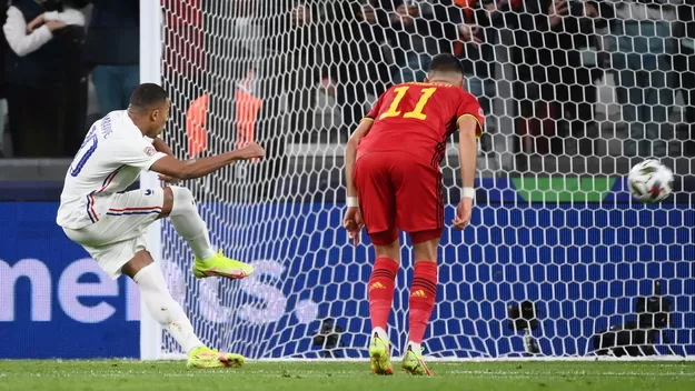 La UEFA defiende reformulación de regla de fuera de juego tras gol de Mbappé