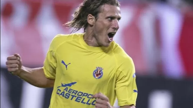 El último en anotarle un triplete al Barcelona había sido Diego Forlán