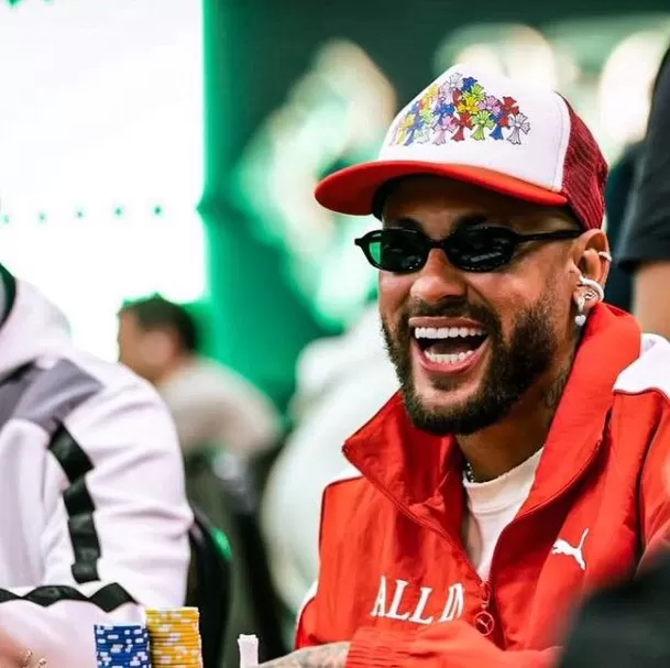 Neymar fue captado jugando un torneo de póker en Sao Paulo. Neymar fue captado jugando un torneo de póker en Sao Paulo.
