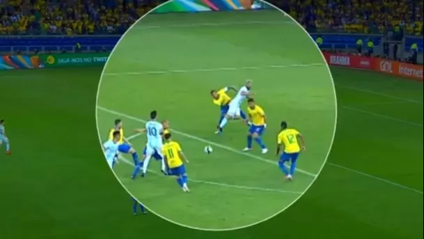 Falta de Dani Alves contra Sergio Agüero. | Imagen: Captura América Televisión