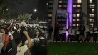 Hinchas de Universitario realizaron un banderazo en Argentina