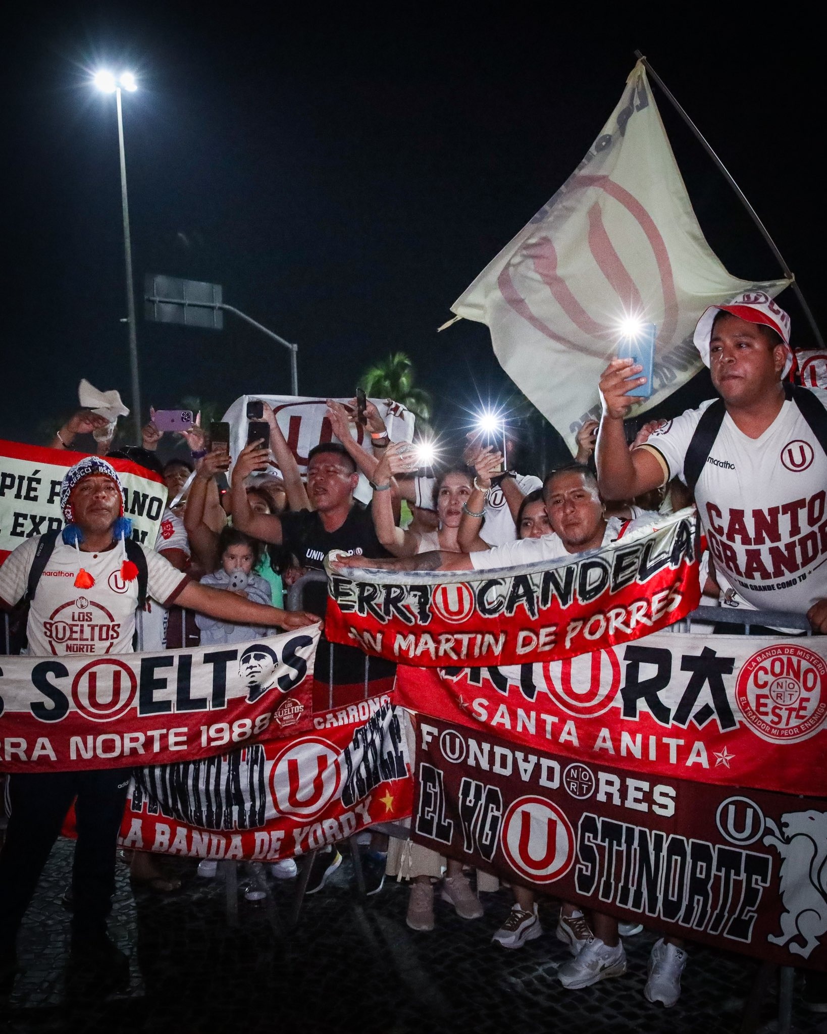 Hinchas cremas organizaron banderazo en Río de Janeiro. | Foto: Universitario