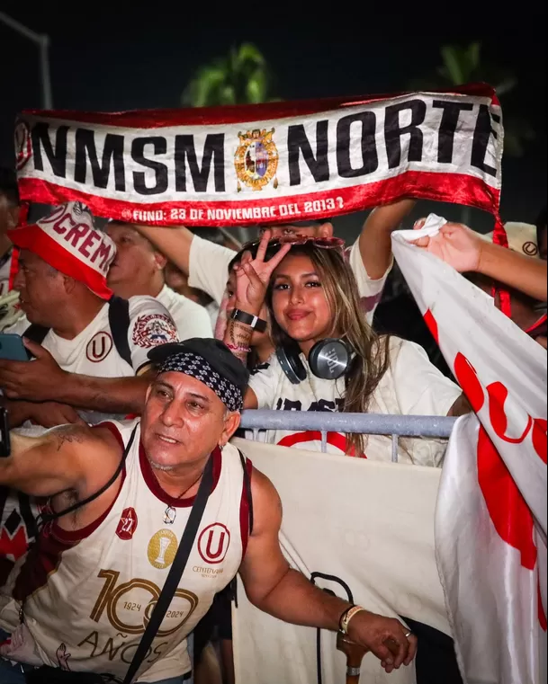 Hinchas cremas organizaron banderazo en Río de Janeiro. | Foto: Universitario