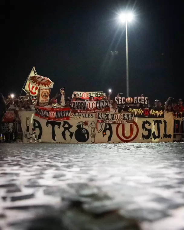 Hinchas cremas organizaron banderazo en Río de Janeiro. | Foto: Universitario