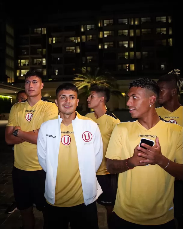 Hinchas cremas organizaron banderazo en Río de Janeiro. | Foto: Universitario