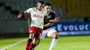 Luis Barrios (Carabobo) marcando a Alberto Quintero (Universitario): Foto: AFP