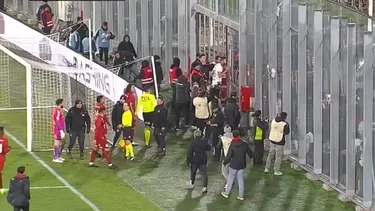 Universitario vs Colo Colo se suspendió por incidentes de los hinchas / Captura Zapping TV