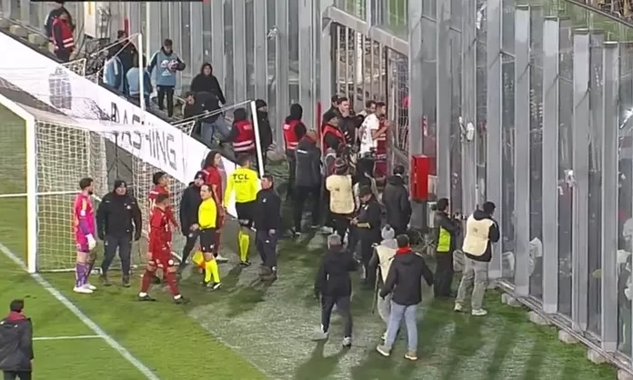 Universitario Vs Colo Colo Suspendido Por Los Hinchas 