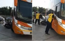 Universitario vs. Palmeiras: Bus crema impactó a un policía motorizado - Noticias de palmeiras