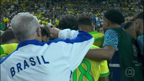 Dorival Júnior pidiendo la palabra para hablar previo a los penales. | Foto: Captura OGlobo