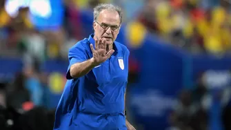 Marcelo Bielsa, entrenador de la selección uruguaya. | Foto: AFP.