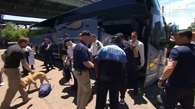 Uzbekistán y la excesiva revisión en el Icahn Stadium en Nueva York previo amistoso ante Países Bajos. | Captura y video: ESPN