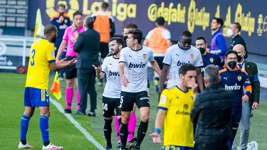 El conjunto murciélago regresó a la cancha tras permanecer más de quince minutos en vestuarios.