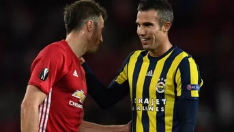 Van Persie le marcó al United y los hinchas junto a Ferguson lo ovacionaron