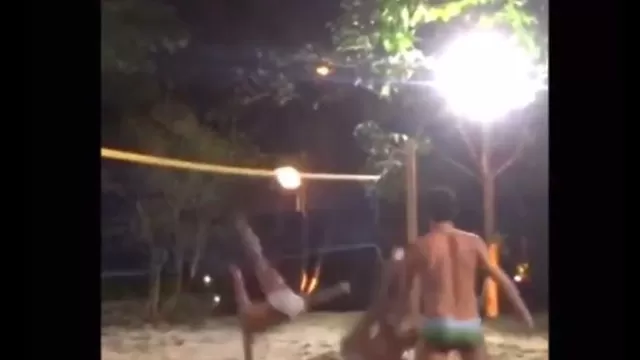 Vea la espectacular pirueta de Ronaldinho jugando al futvoley