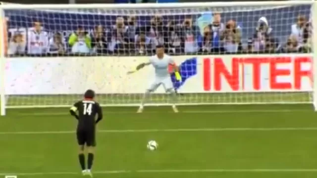 Vedran Corluka hizo el ridículo al intentar 'picar' penal en Rusia