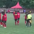 Video viral: Árbitro exagera tras recibir un &#39;cabezazo&#39; de futbolista en Ghana