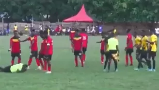 Video viral: Árbitro exagera tras recibir un &#39;cabezazo&#39; de futbolista en Ghana