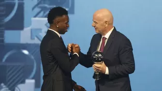 Vinicius se llevó el premio al mejor jugador del año en los premio que entrega la FIFA. | Video: Canal N.