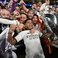 Vinicius Junior celebra con la hinchada del Real Madrid obtención de la Champions League