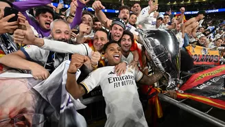 Vinicius Junior celebra con la hinchada del Real Madrid obtención de la Champions League