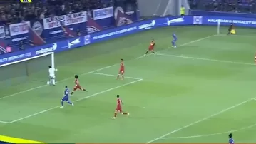 Tremendo blooper del arquero en el fútbol de Malasia