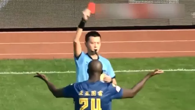 Yaya Touré fue expulsado en China a los 10 segundos por patear a rival