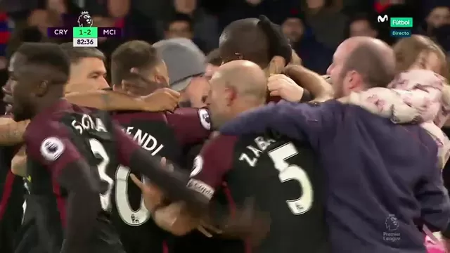 Yaya Touré: un hincha con su hija se metieron al campo tras gol del marfileño