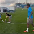 Yordy Reyna le mostró a Andrea Pirlo cómo lanza los tiros libres