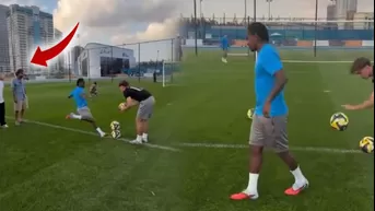 Yordy Reyna le mostró a Andrea Pirlo cómo lanza los tiros libres