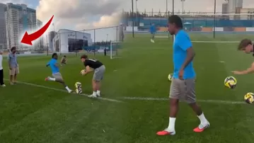 Yordy Reyna le mostró a Andrea Pirlo cómo lanza los tiros libres