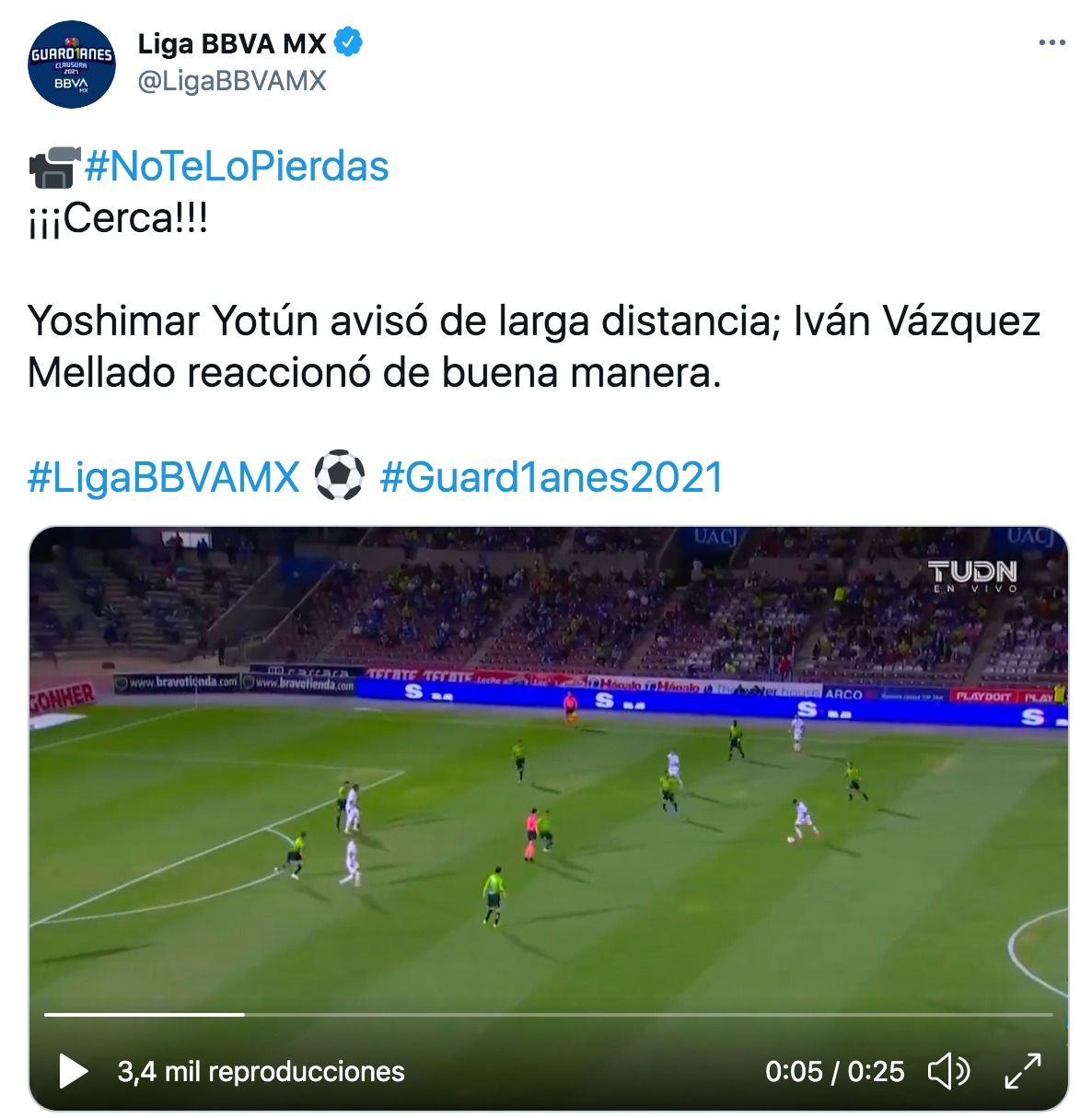 Yoshimar Yotún casi marca un golazo.