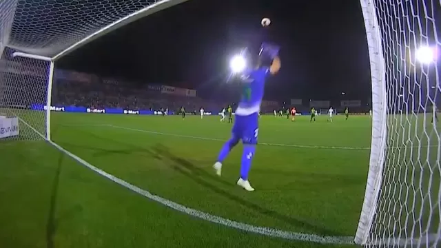Yoshimar Yotún casi marca golazo desde aproximadamente 40 metros en el Cruz Azul vs. Juárez