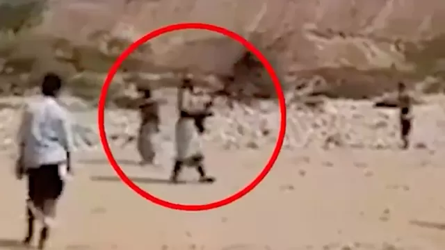 YouTube: Árbitro utilizó fusil como silbato en partido callejero en Yemén