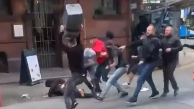 YouTube: Brutal pelea entre los hinchas del Manchester United y Leeds en la calle